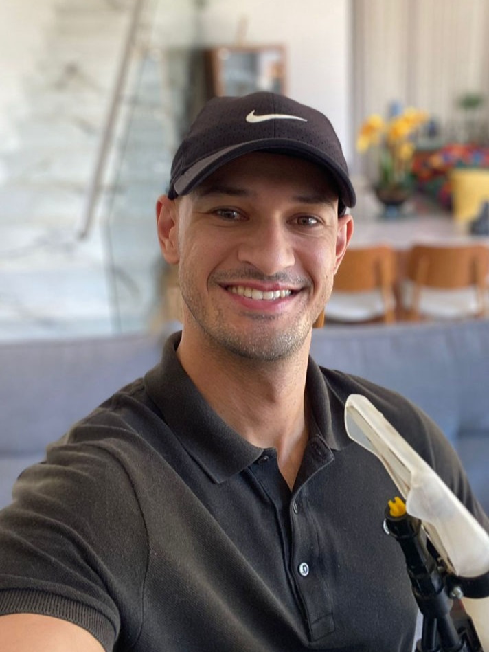 Profissional Casa Limpa em atendimento